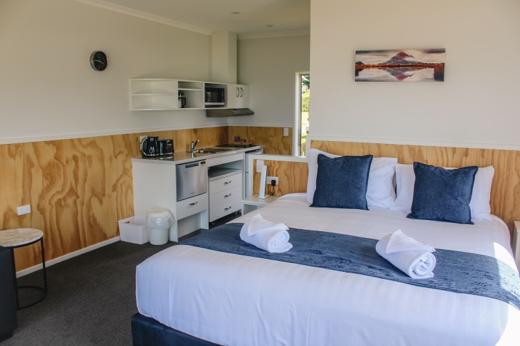deluxe waterfront motel17